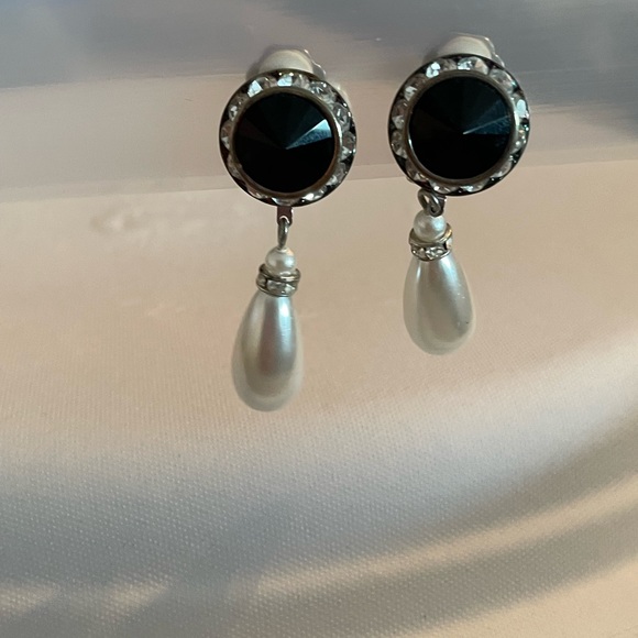 Jewelry - Vintage Clip On Earrings